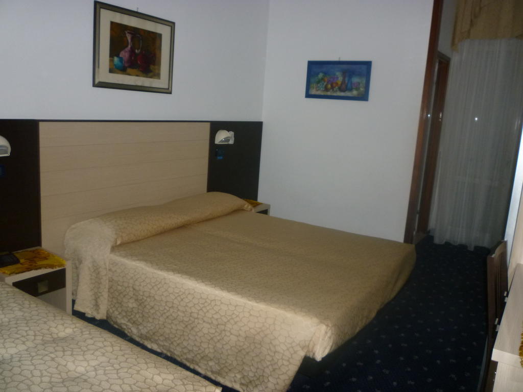 Hotel Tilly Чезенатико Стая снимка