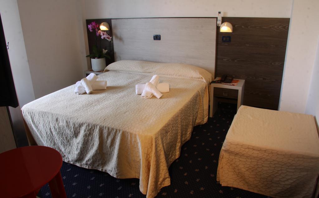 Hotel Tilly Чезенатико Екстериор снимка
